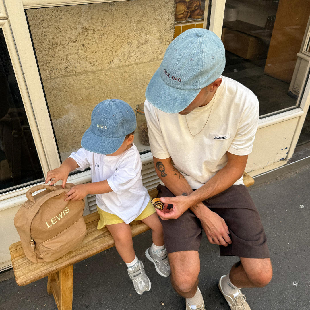 Een pet met personalisatie erop