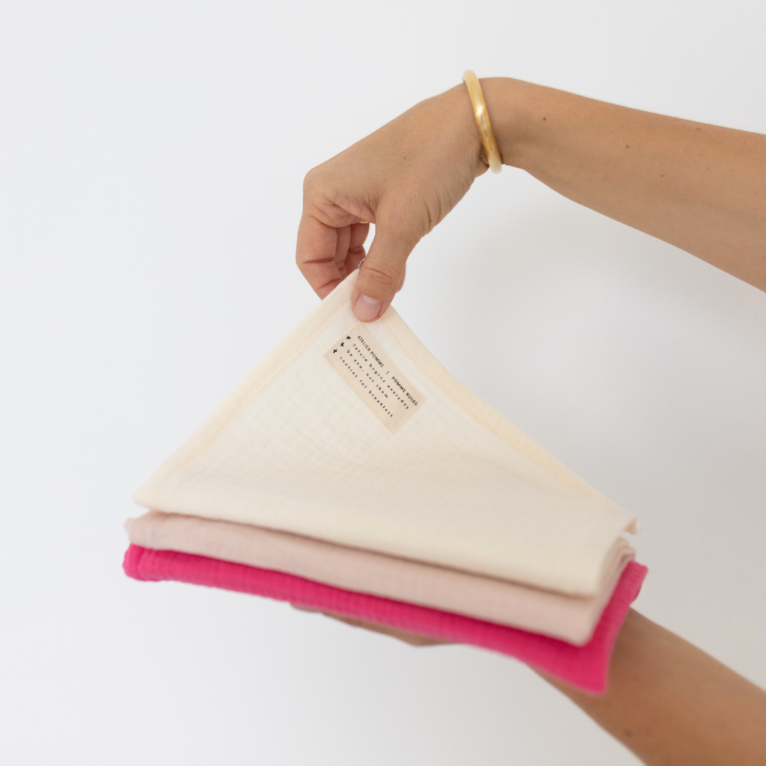 set van drie hydrofiele doeken vastgehouden in handen.