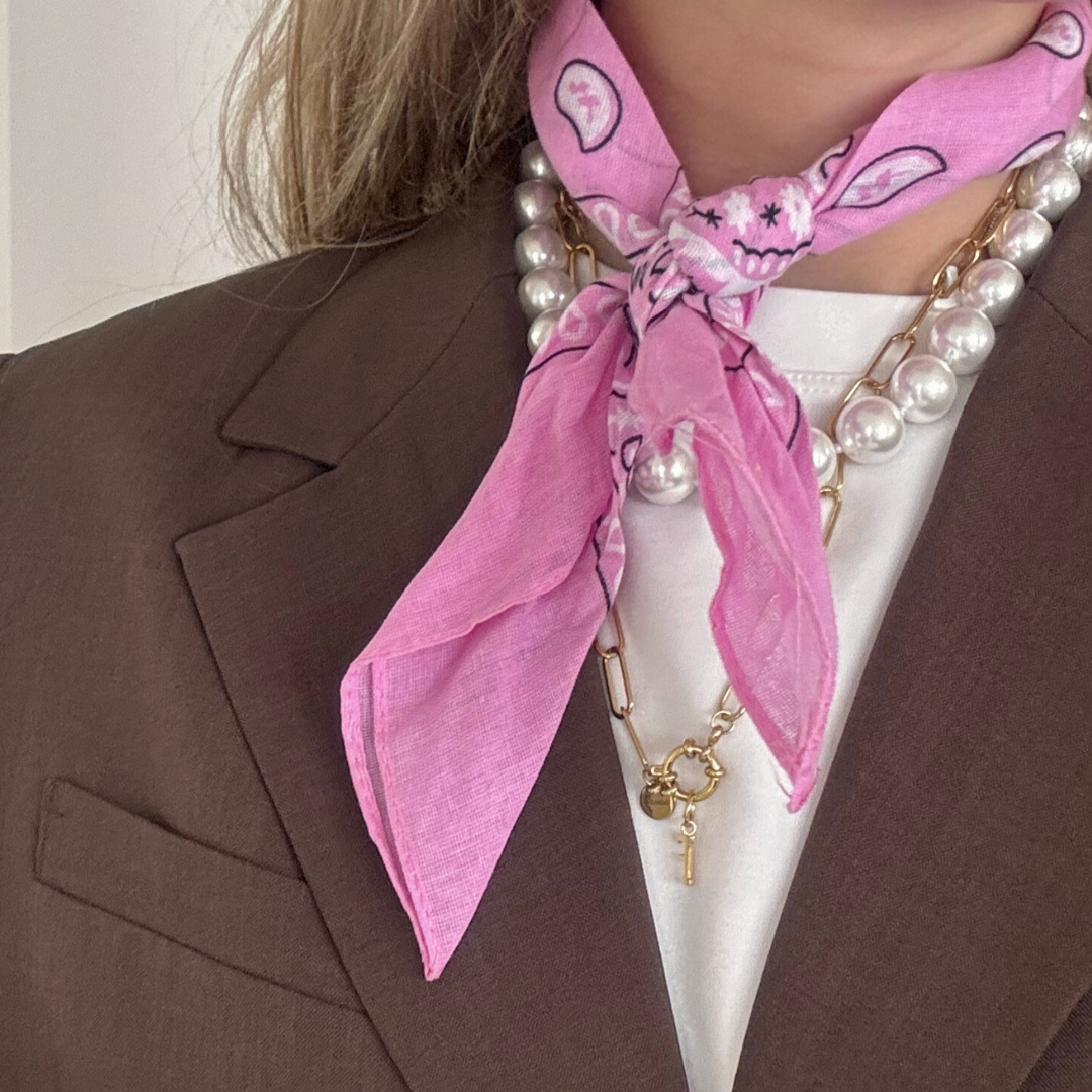 roze bandana geknoopt