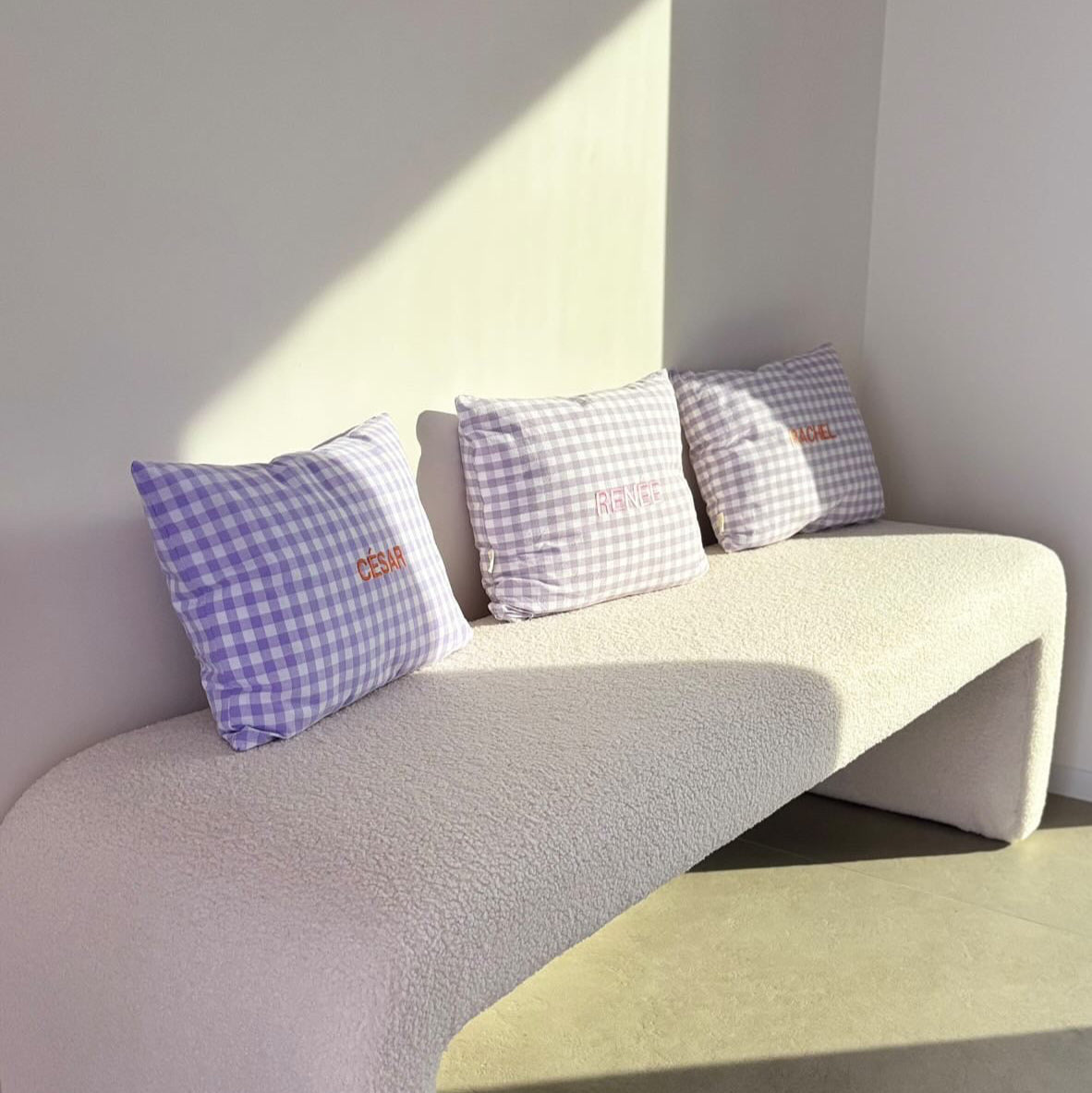 Een geruite kussen met een personalisatie erop