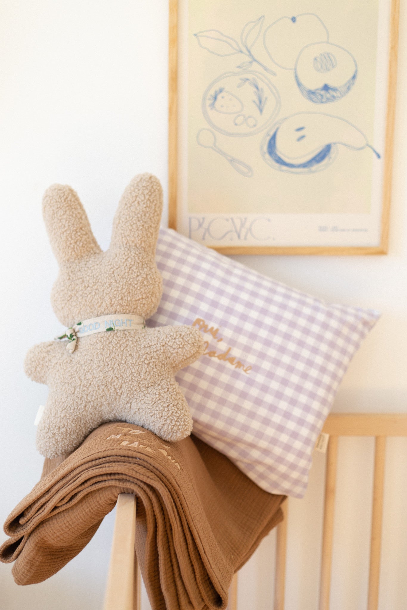 Een gepersonaliseerd, geblokt kussen in het lila