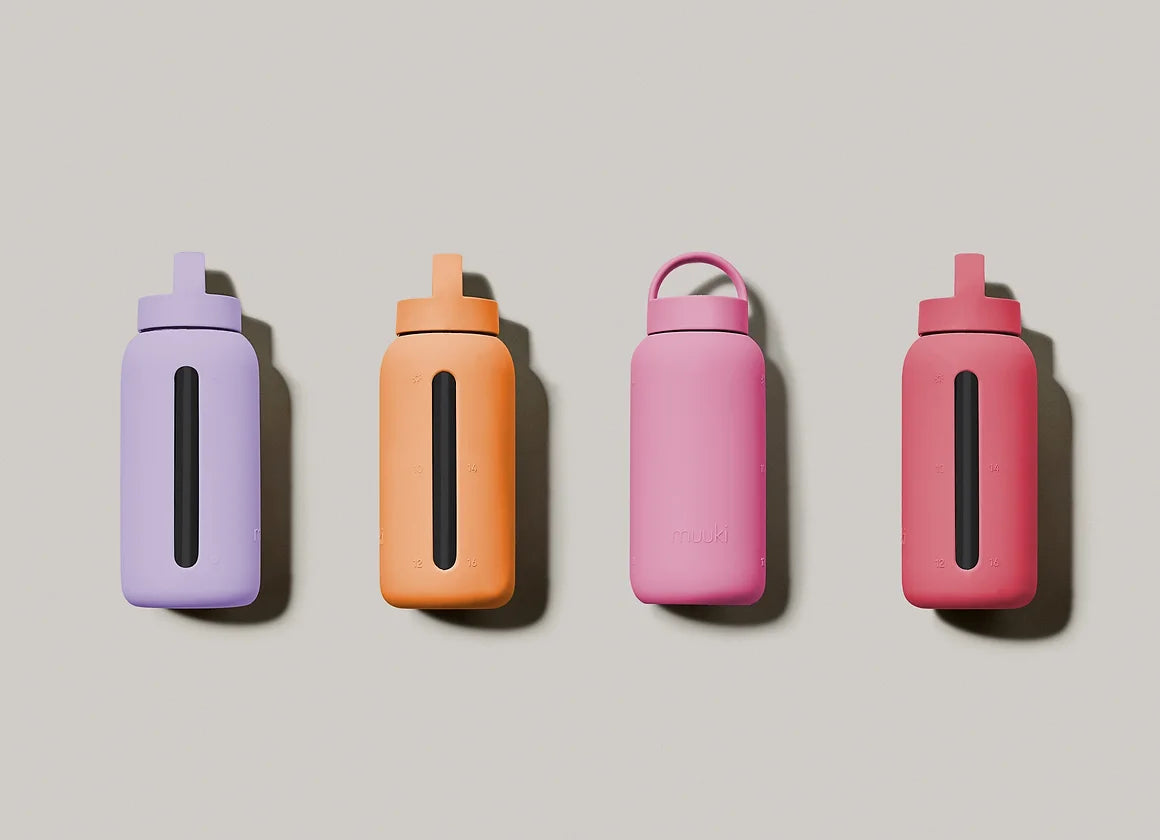 verschillende kleuren drinkflessen.