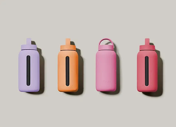 Verschillende kleuren drinkflessen.