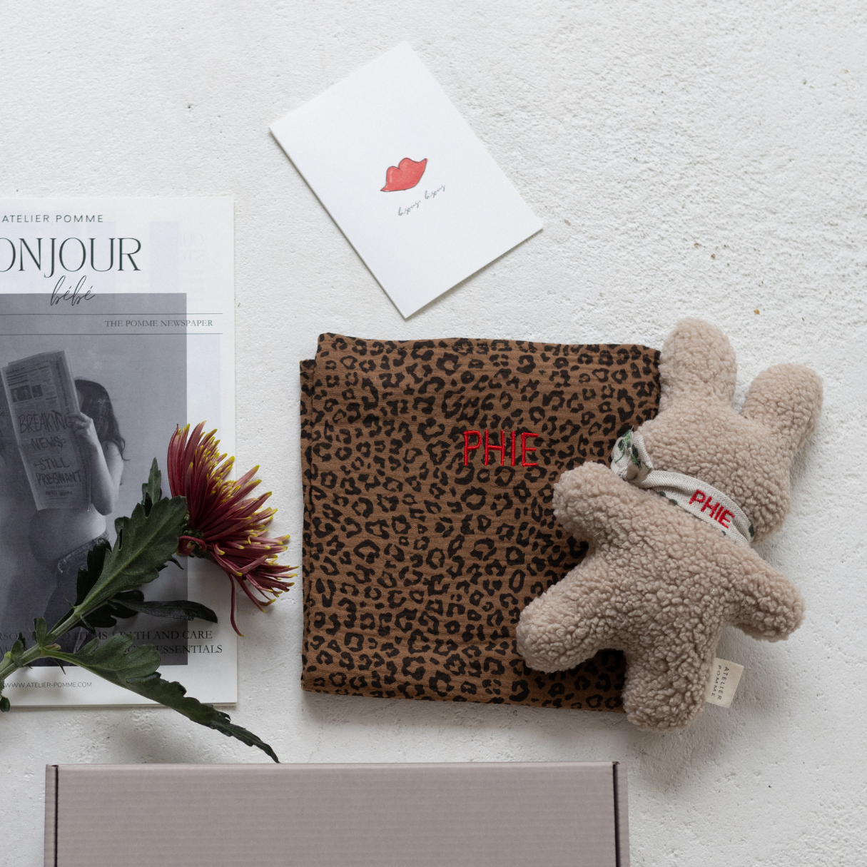 cadeaubox met knuffel, hydrofiele doek, kaart en magazine