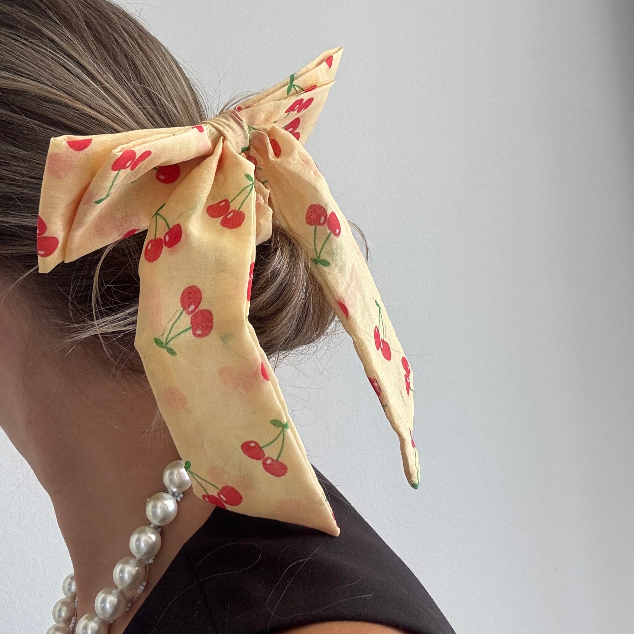 MINI - OVERSIZED BOW SCRUNCHIE