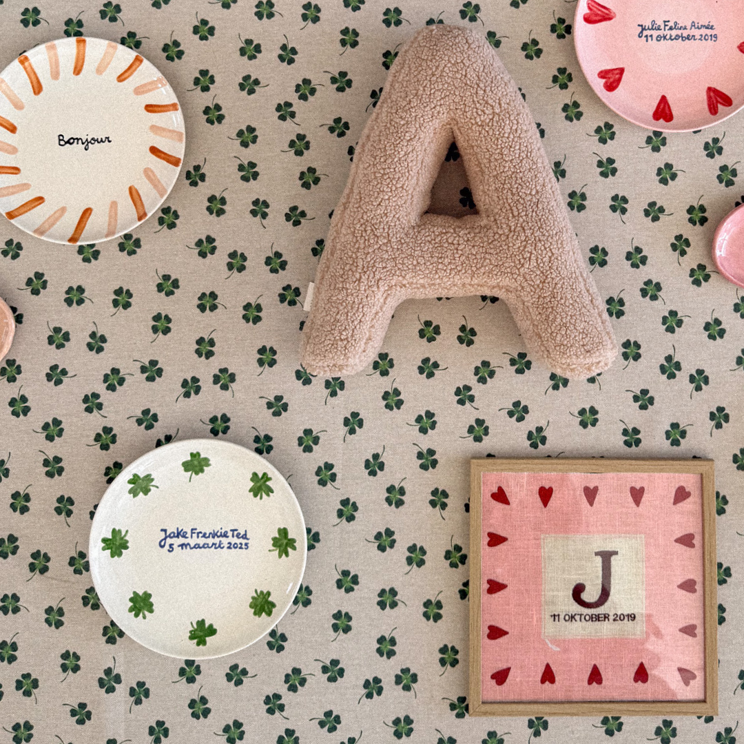 Een gepersonaliseerd geboorte poster met hartjes