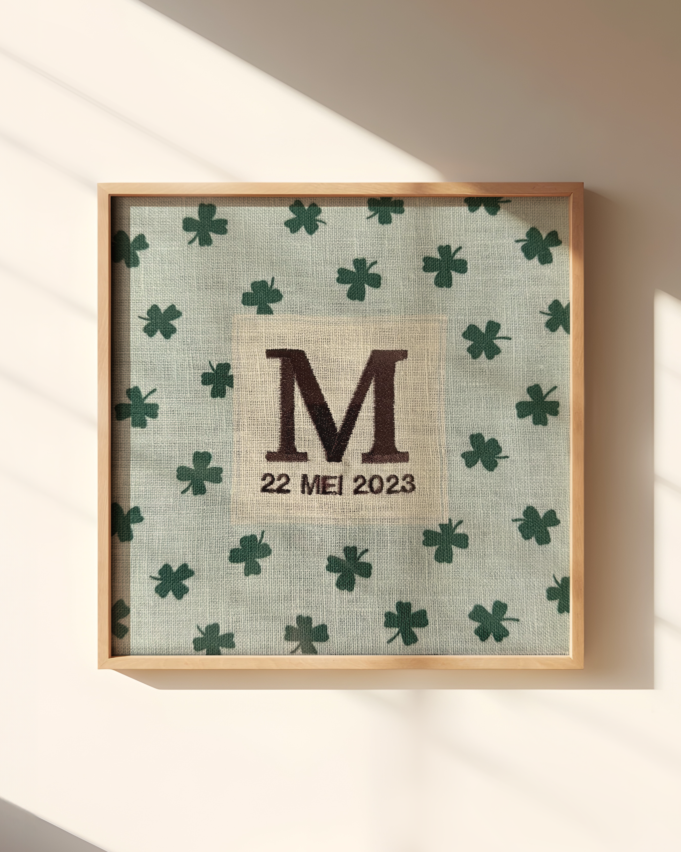 Een gepersonaliseerde geboorte poster met klavertjes