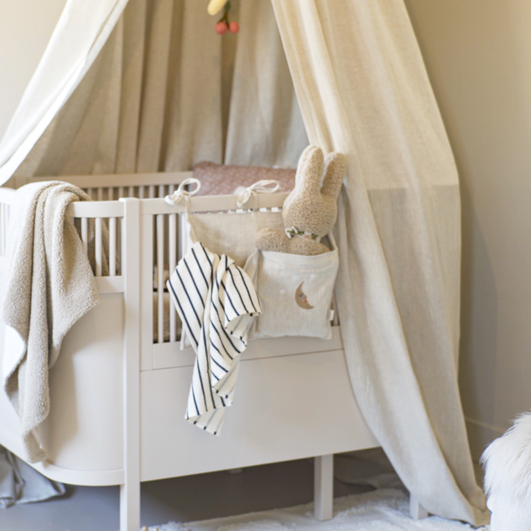 ledikant met beige klamboe
