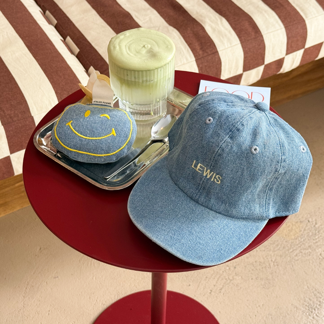 Een speendoekje van spijkerstof met een personalisatie