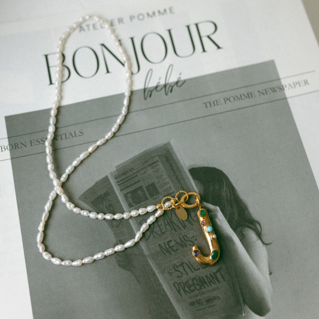 Parelketting met gouden letter