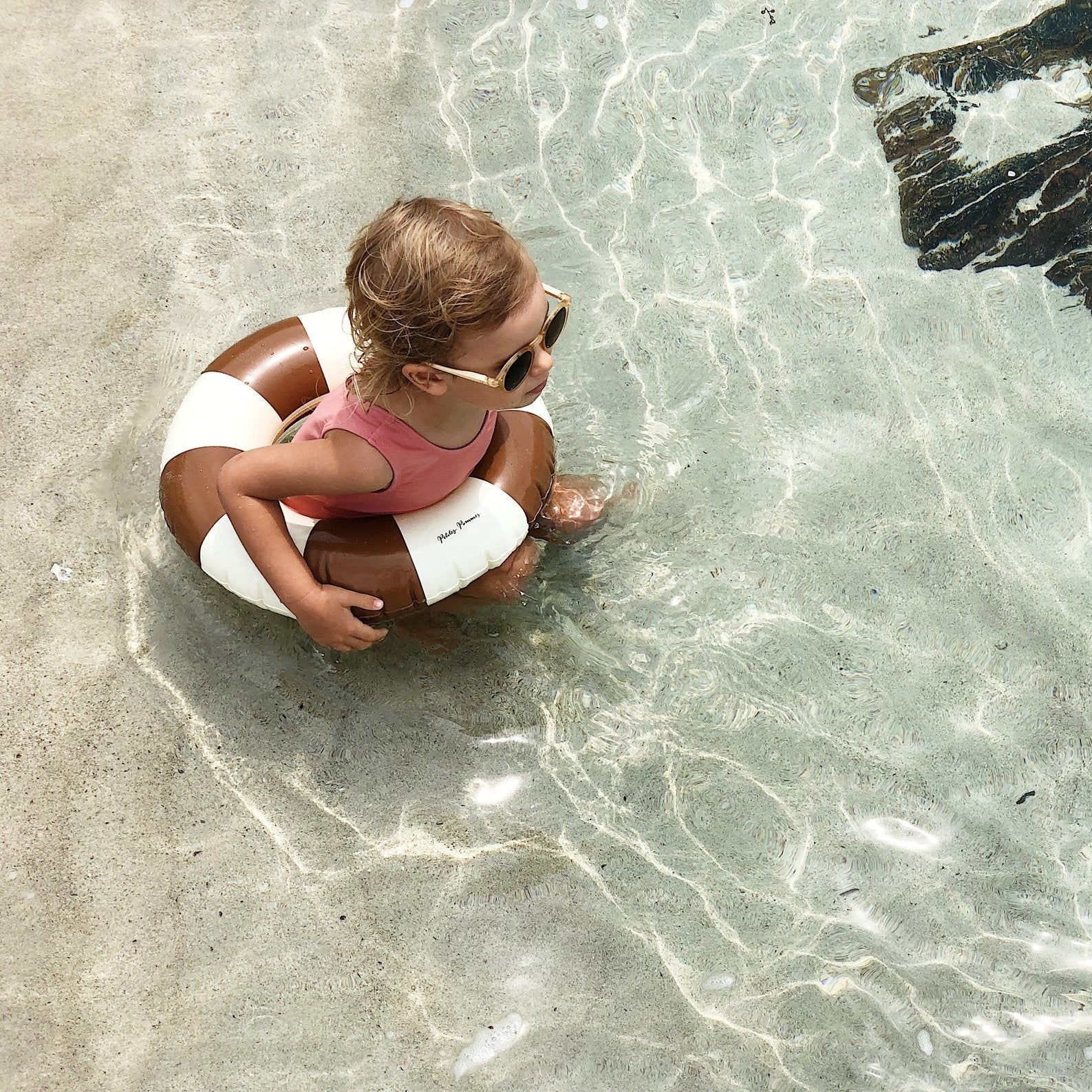 kind in het water met zwemband.