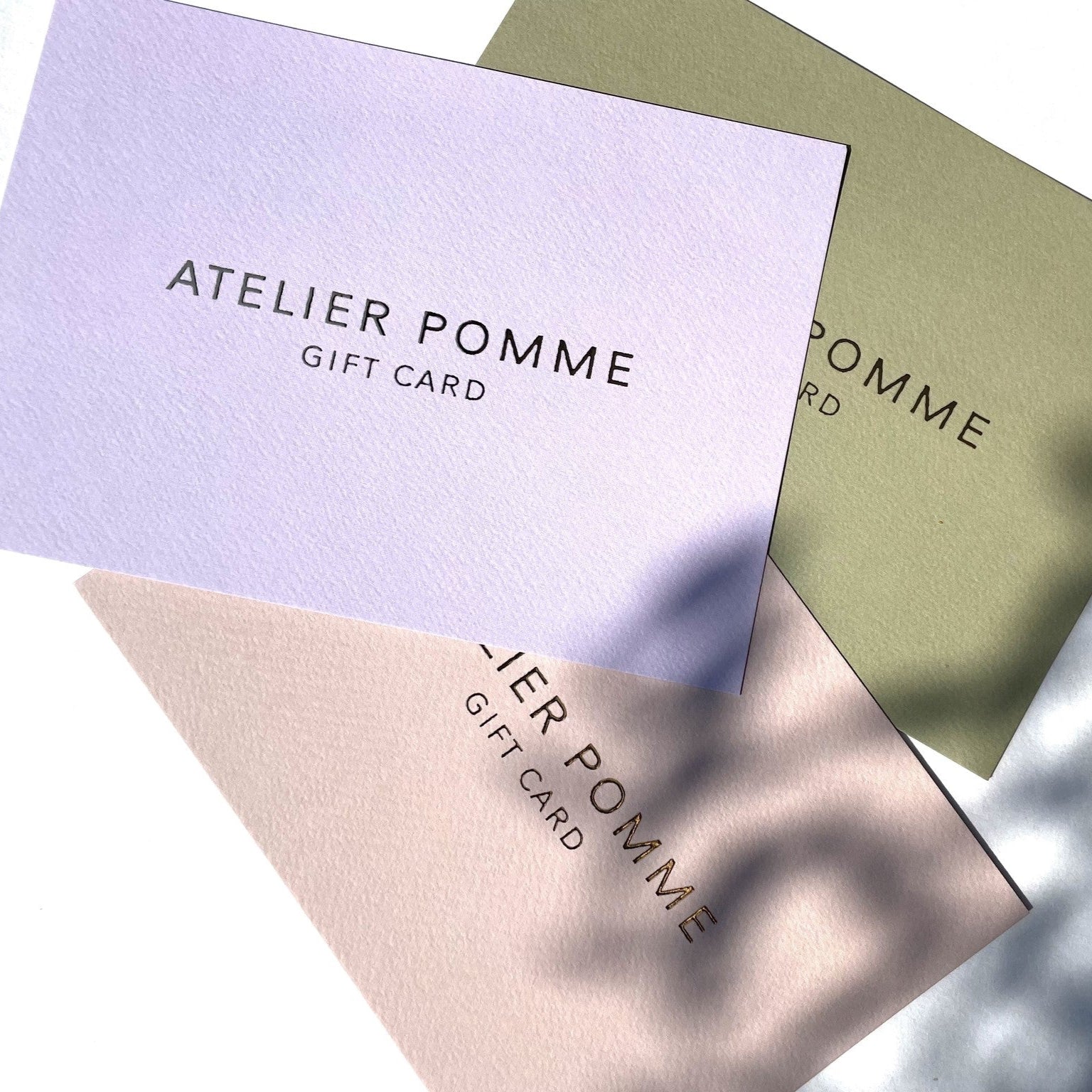 Cadeaukaarten in verschillende kleuren.