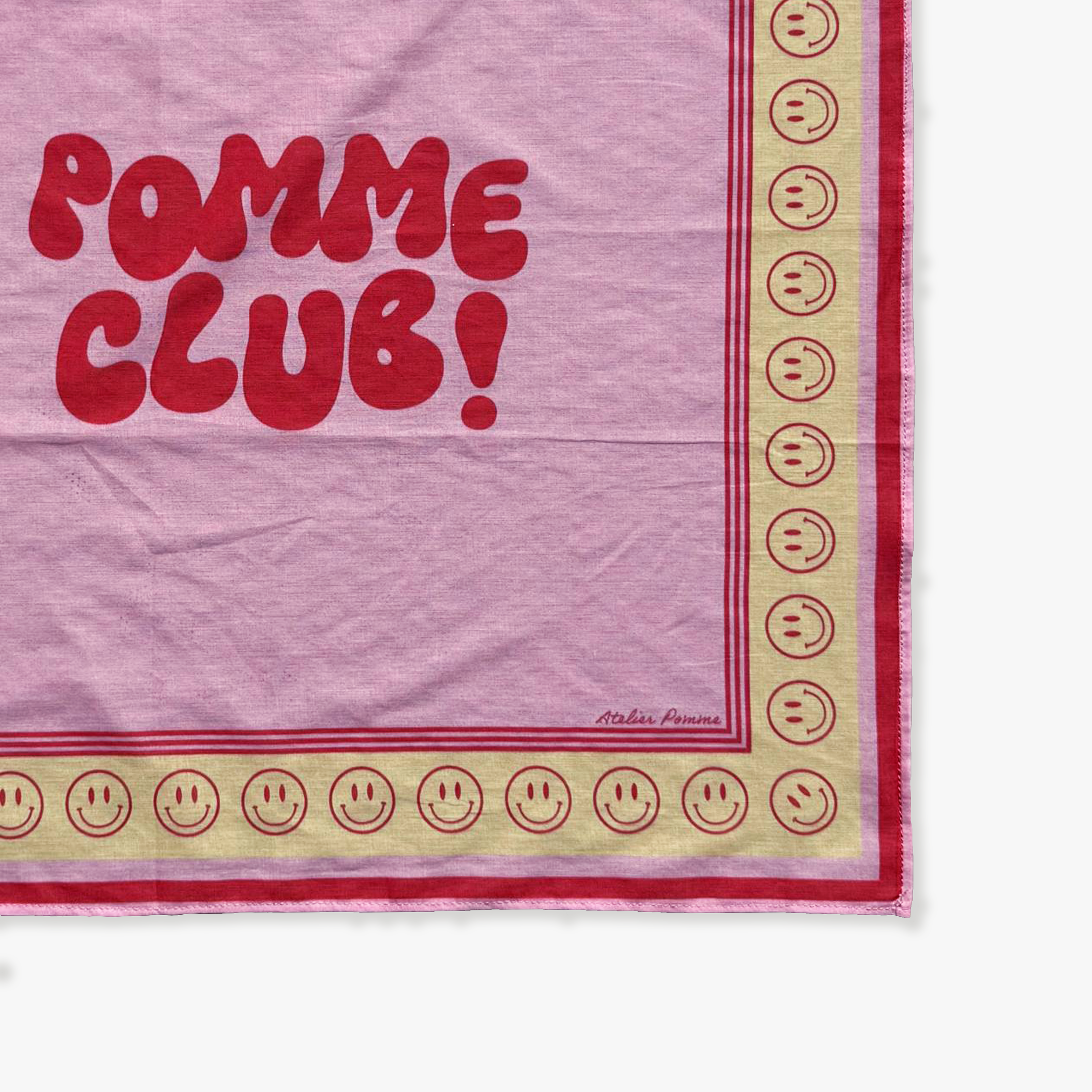 Een roze scarf met smileys erop en een tekst