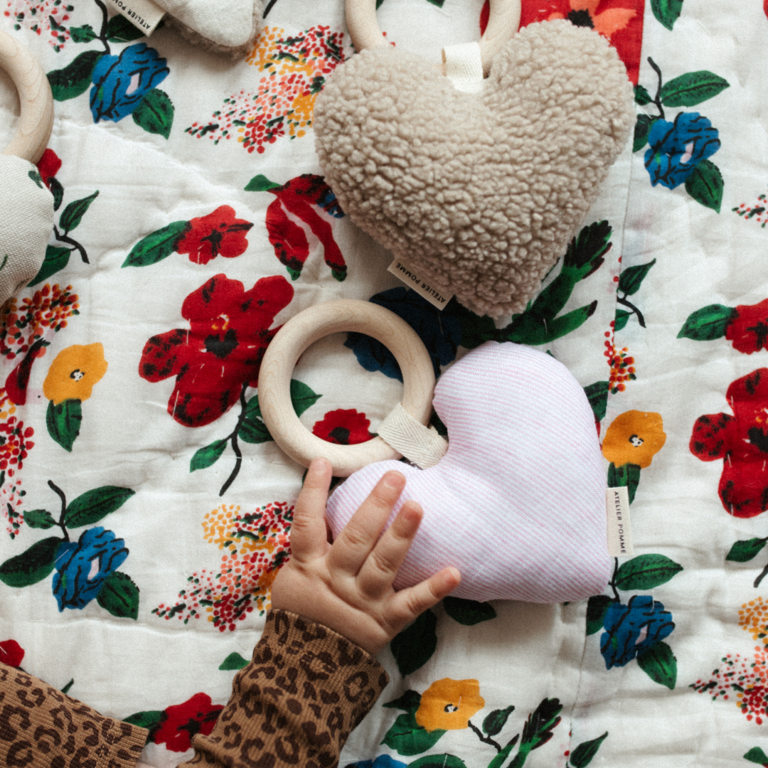 Een hart van teddy met een bijtring eraan