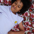 kind draagt lila T-shirt met icoon.