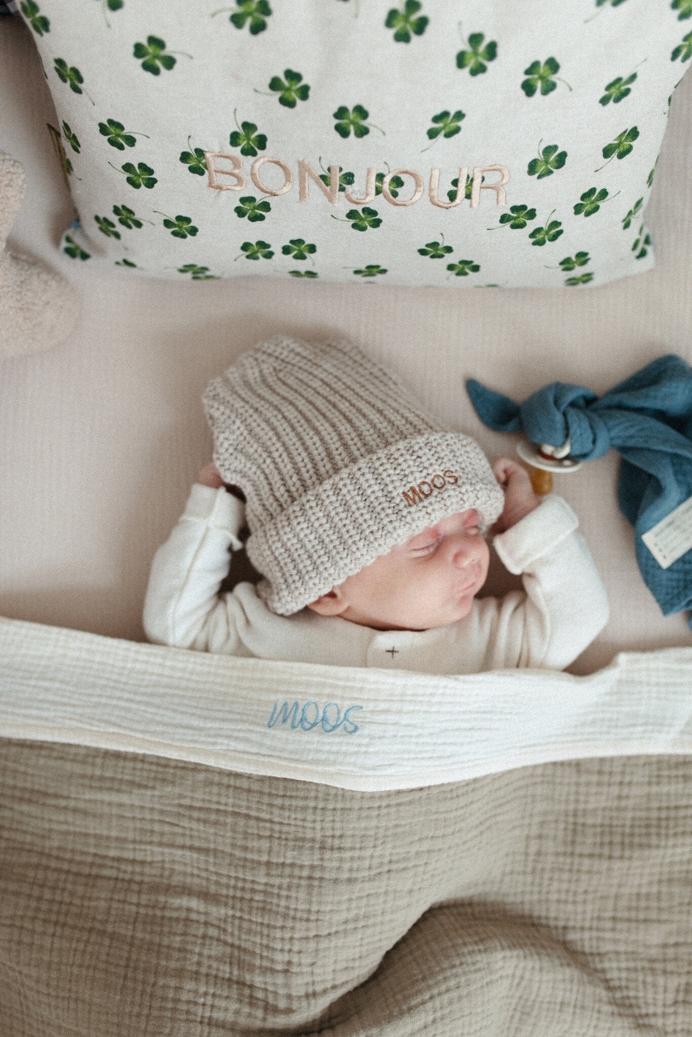 deken baby bedje gemaakt van muslin met naam erop geborduurd