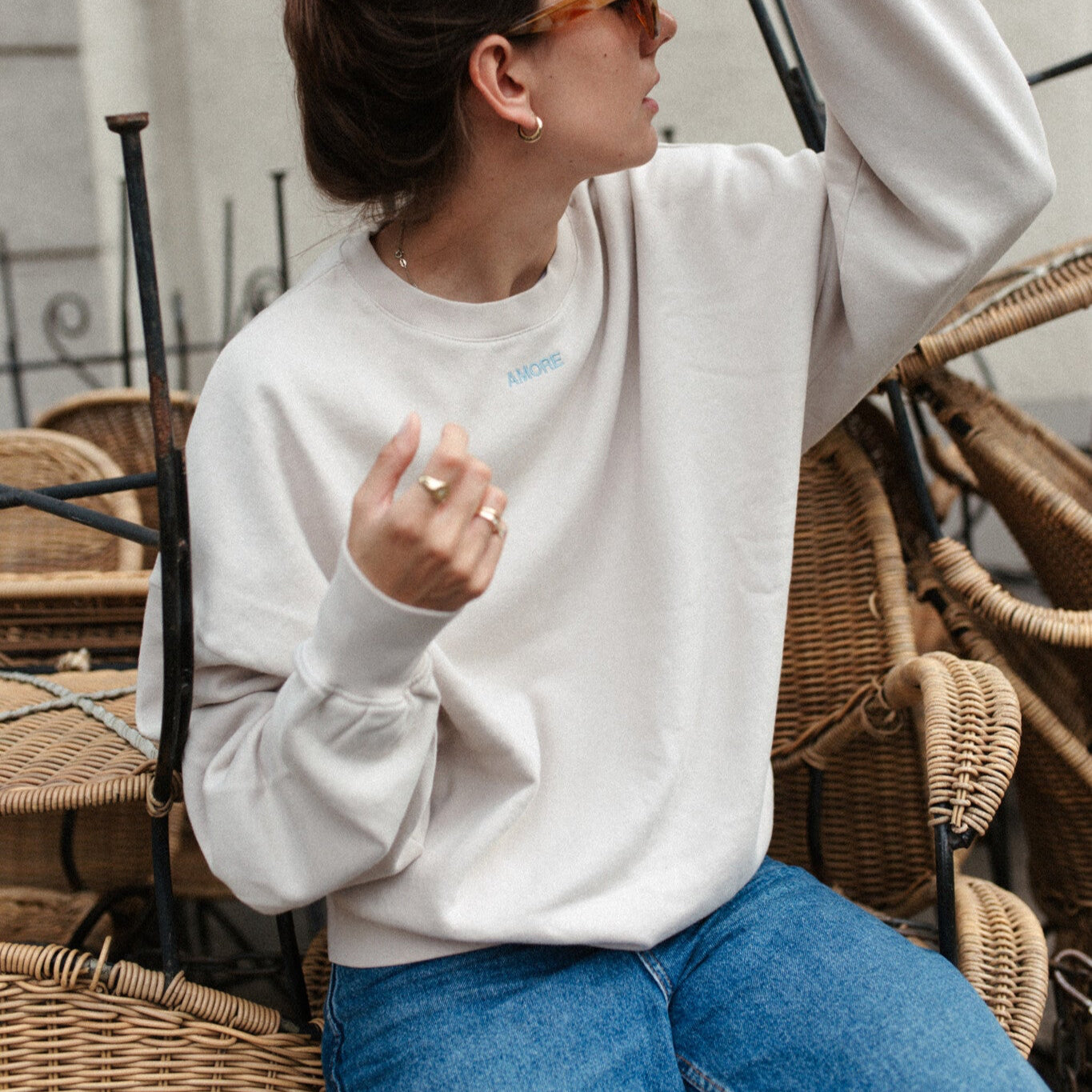 Moeder en vrouw in een oversized beige sweater. Gepersonaliseerd met amore in licht blauw. Gemaakt van 100% biologisch katoen.
