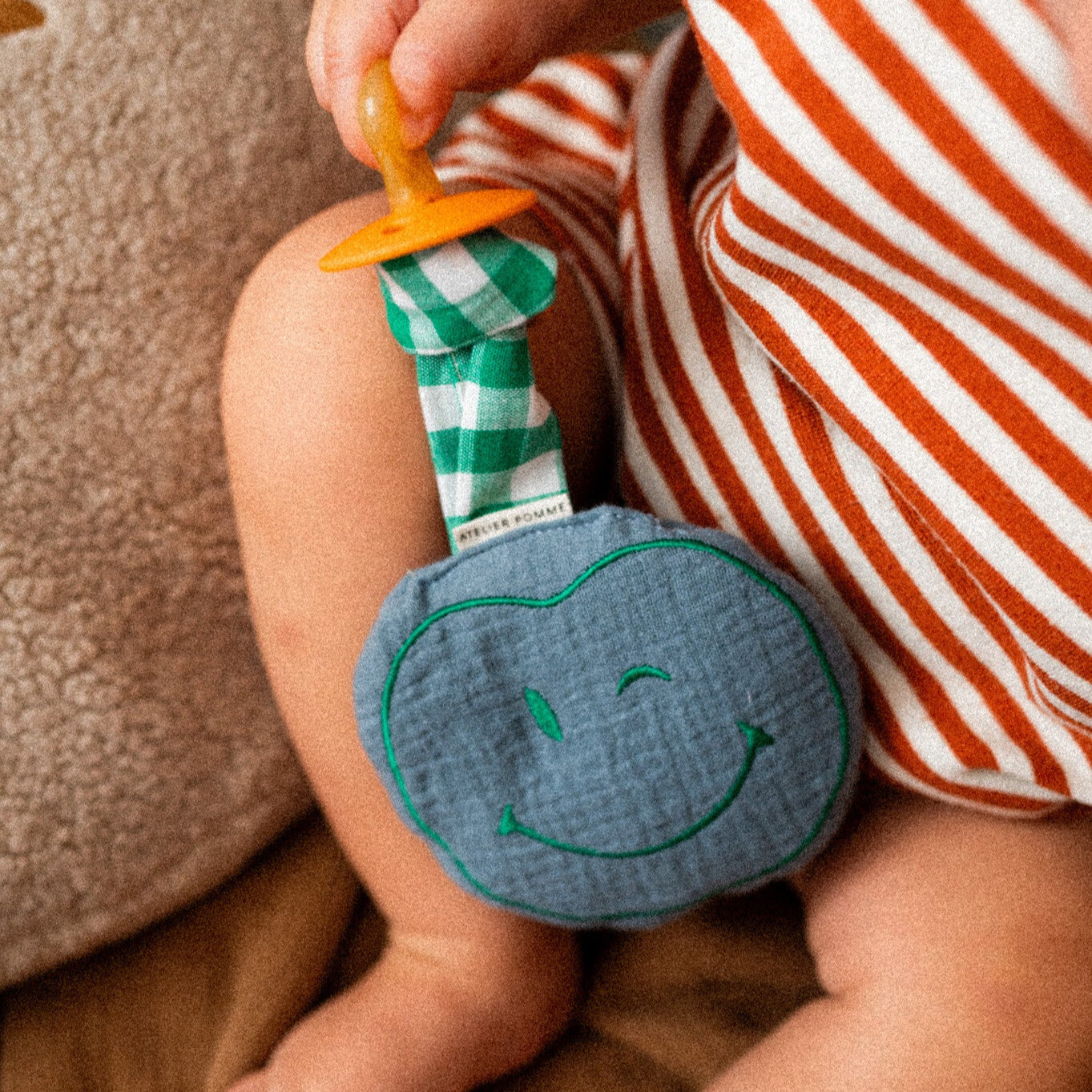 speen met speenkoord in het blauw met groen