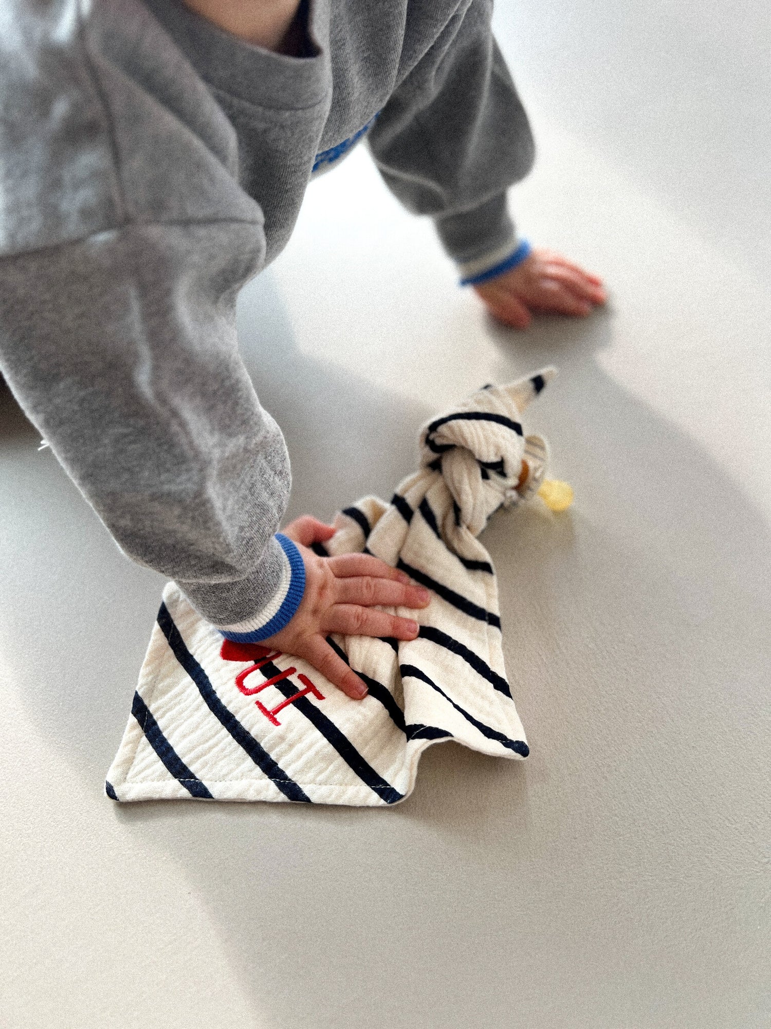 speendoek met wit en blauwe strepen