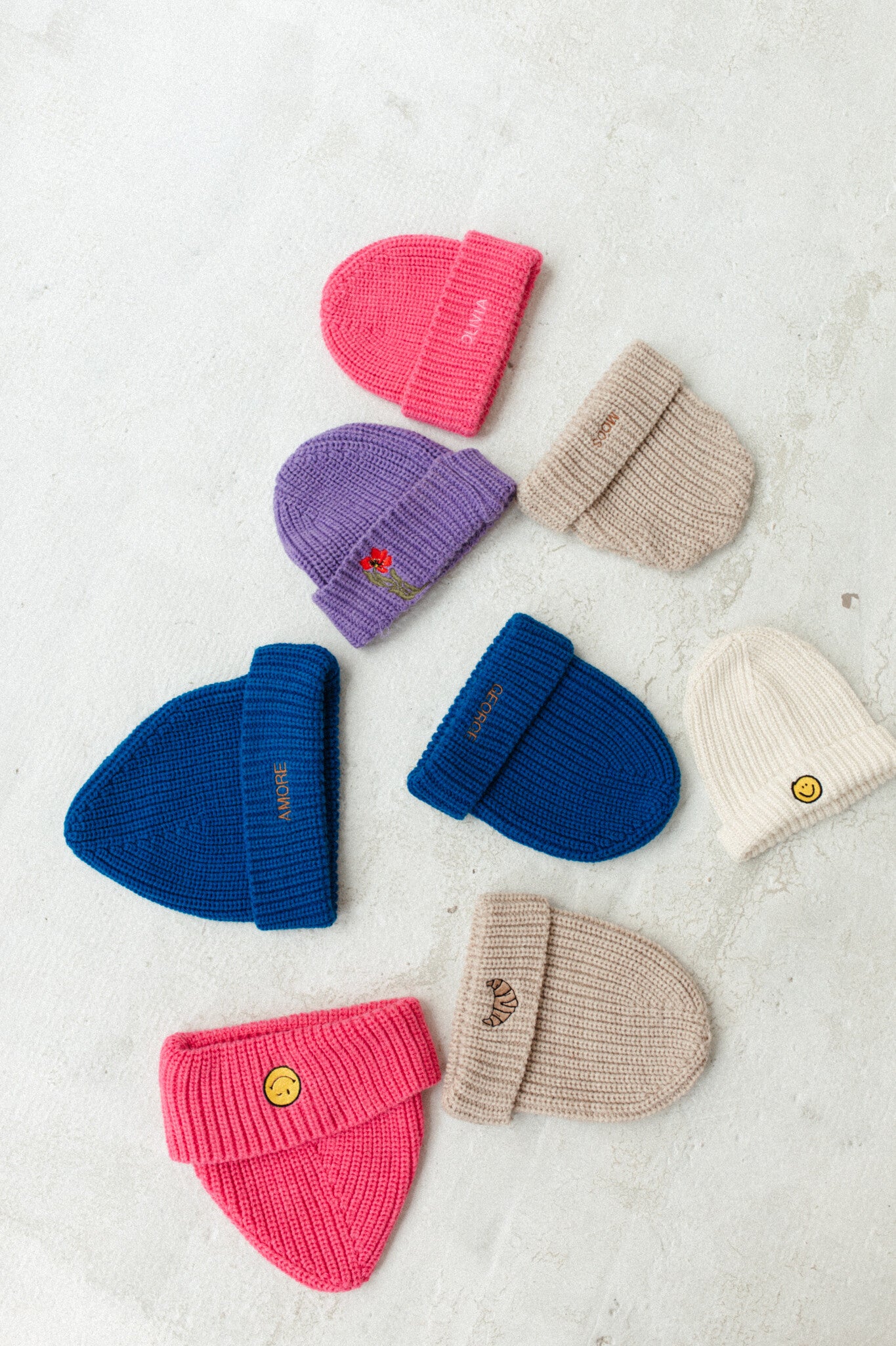 Blauwe gebreide muts, trendy gepersonaliseerde accessoire voor dames. Personaliseer met een croissantje, smiley, naam of quote.