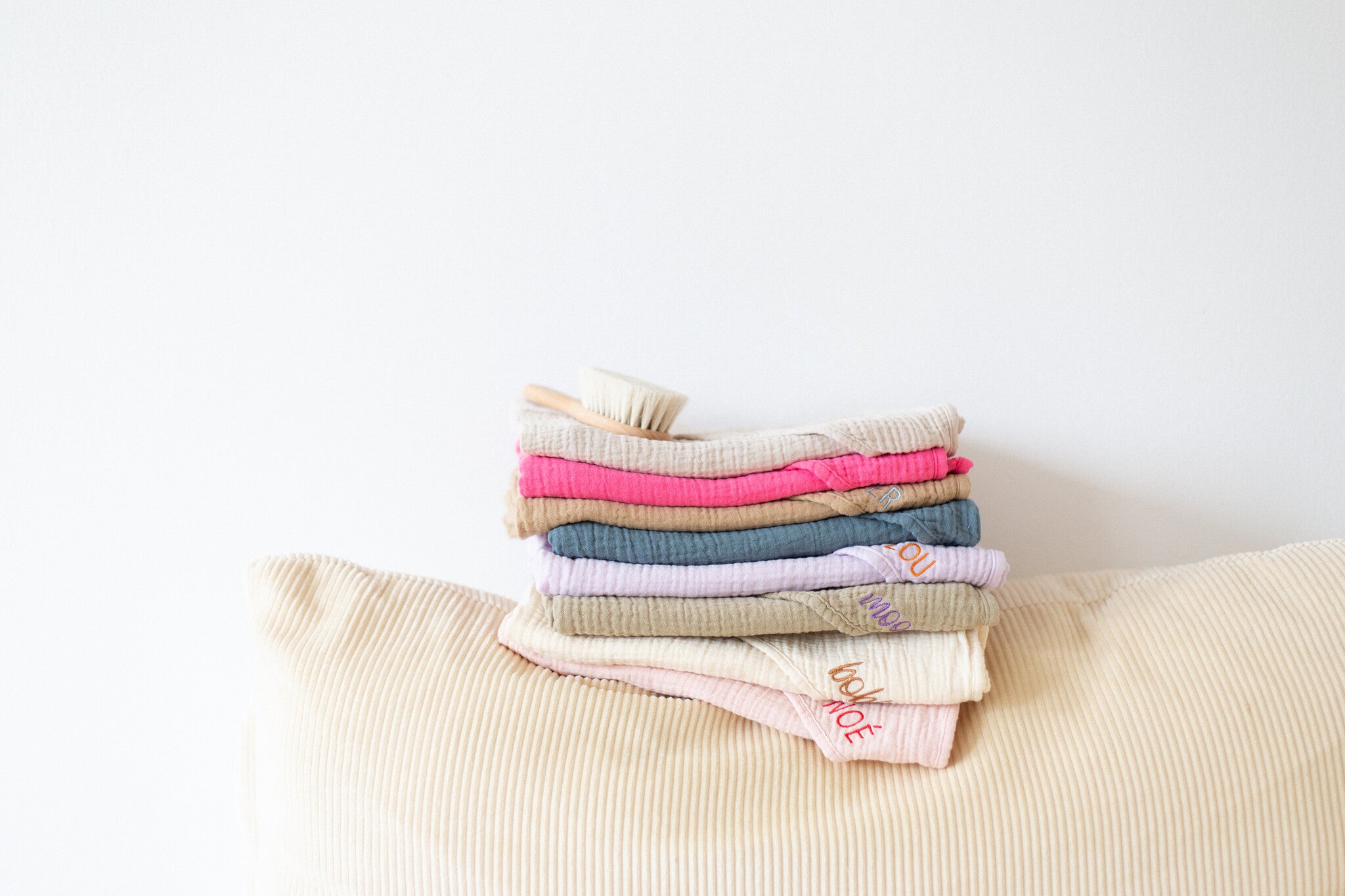 badhanddoeken in de kleuren: roze, beige, wit, blauw en paars van biologisch katoen