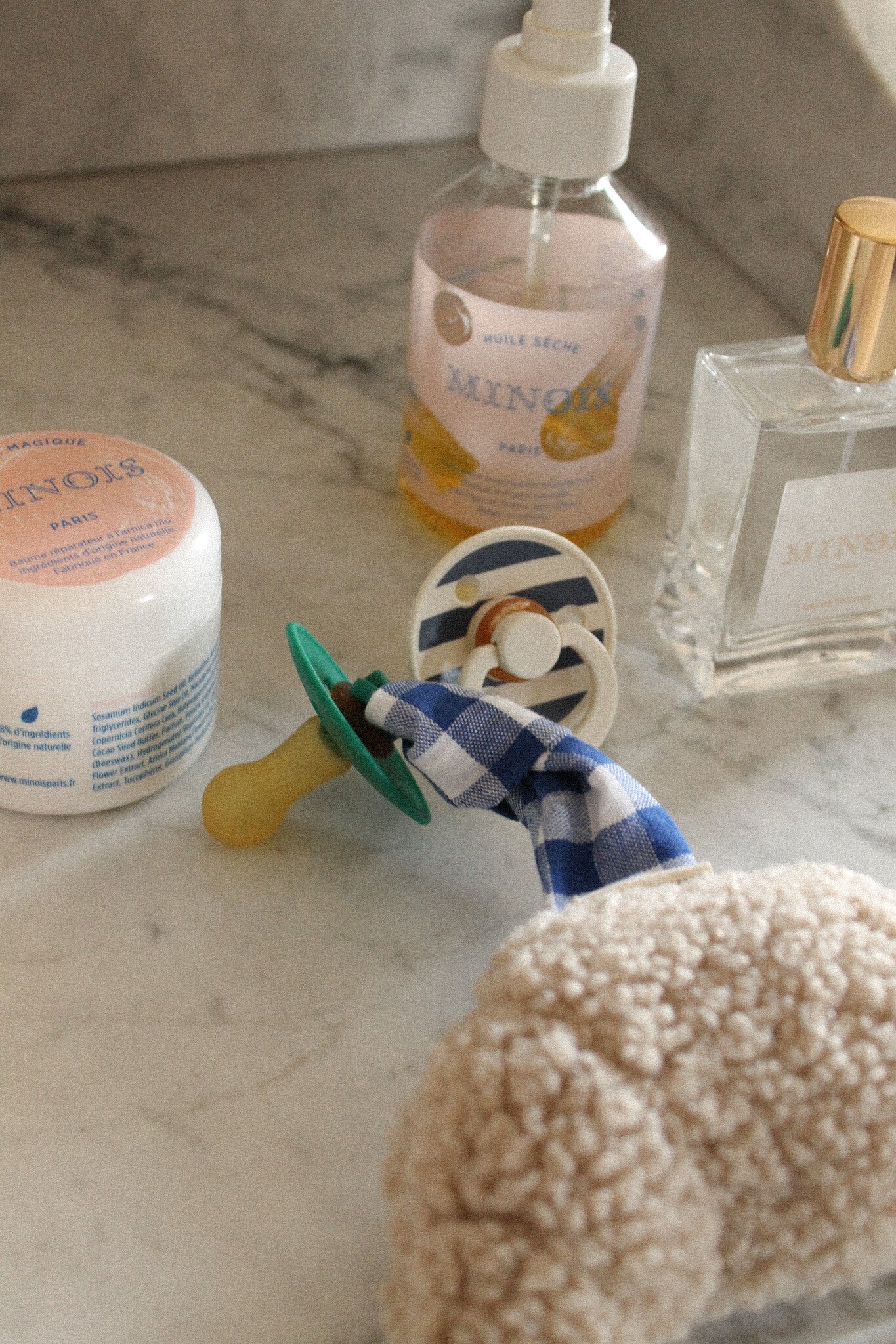 speenkoord met blauw ruitje en een teddy croissant knuffel