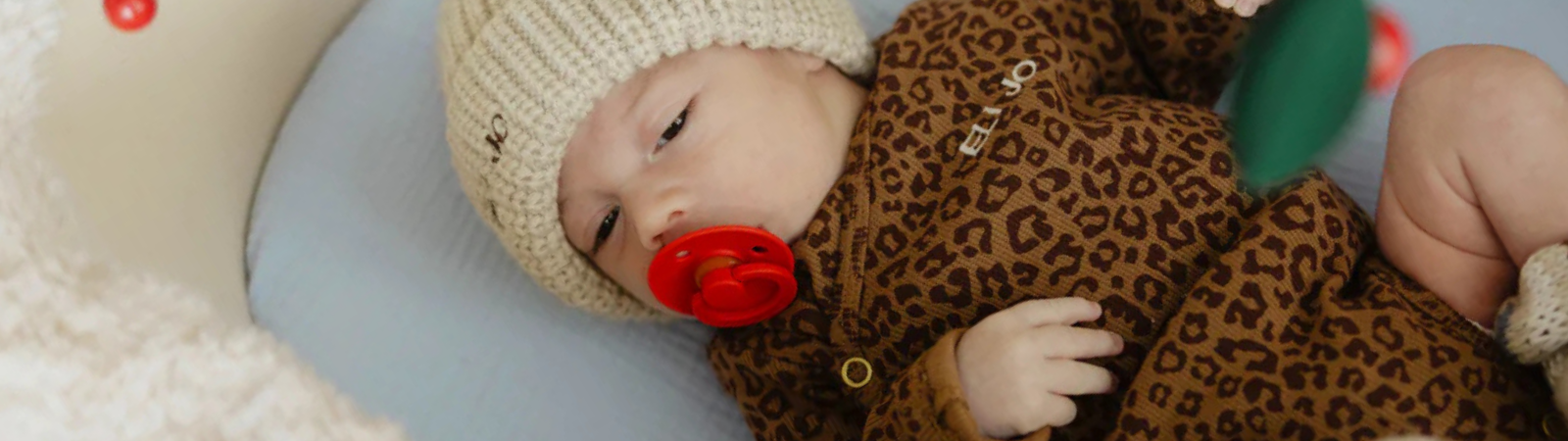 babykleding zoals: rompertje, slabbetjes en speen baby