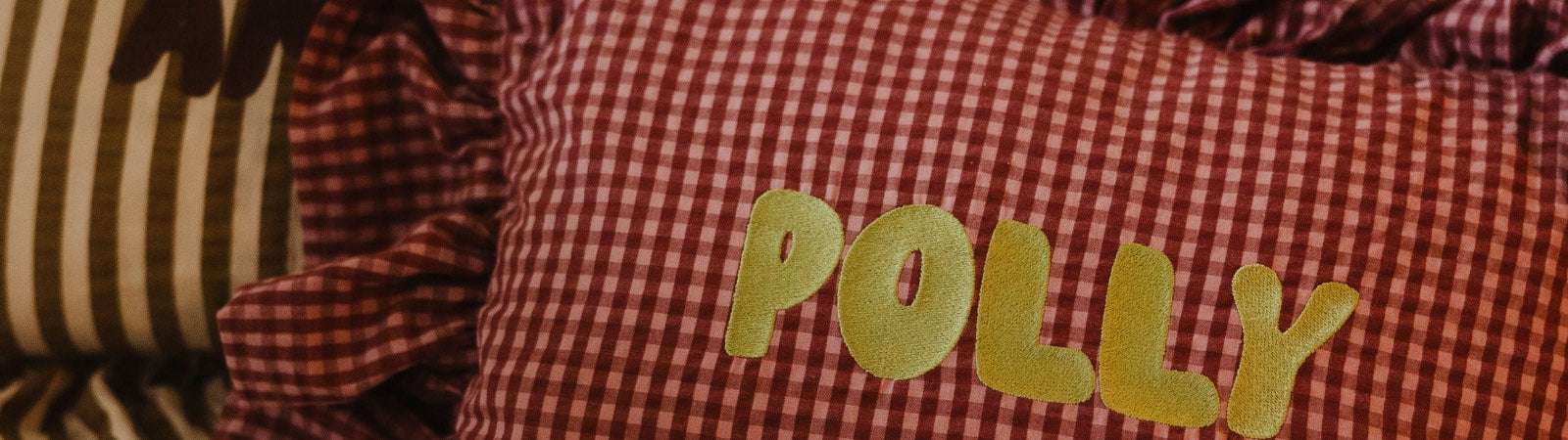 babykamer inspiratie: kinderstoel, nachtlampje en kussens