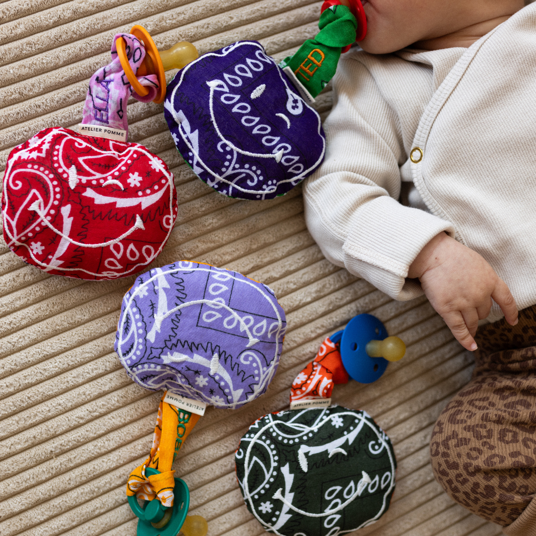 PACIFIER CLOTH - POMME -  BANDANA DOUCE ROUGE