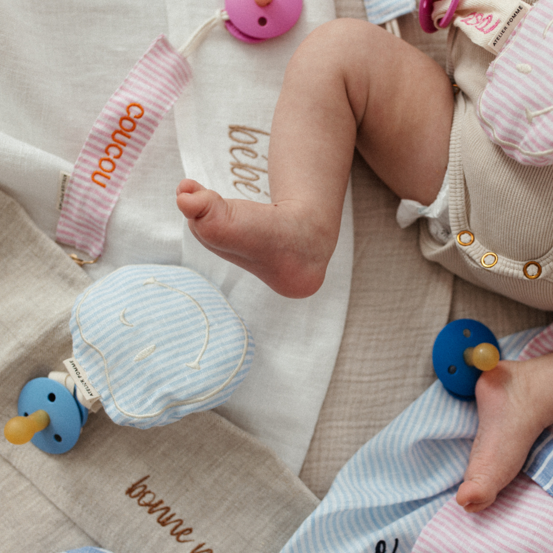 baby voetjes met knuffel speenkoord, gemaakt van zachte linnen stof met blauw-witte strepen, voor de speen van je baby 