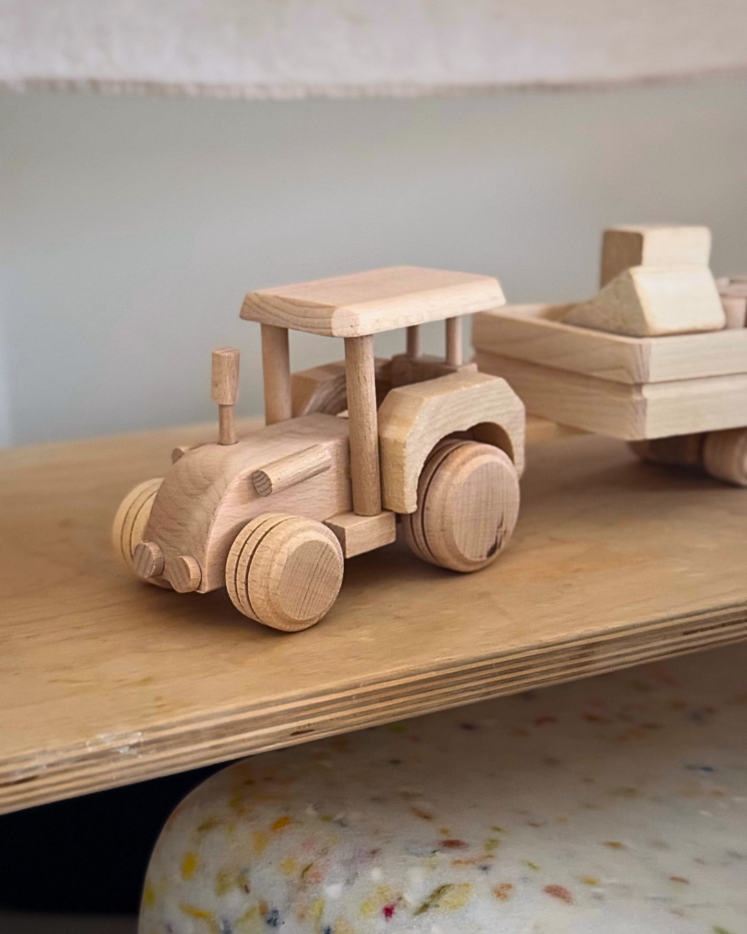 HOUTEN SPEELGOED | TRACTOR MET TRAILER & BLOKKEN - ATELIER POMME