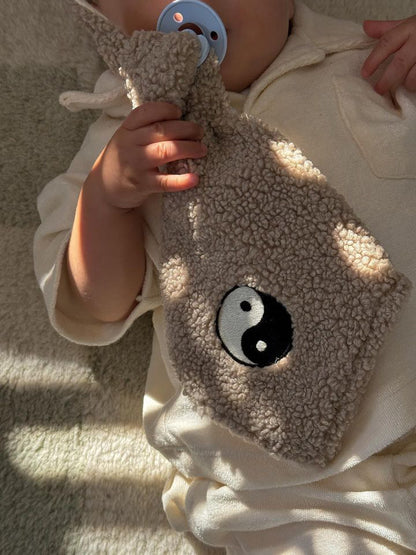 baby met speen en speendoekje van teddy materiaal voor baby