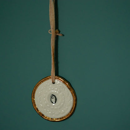 Handgemaakte porseleinen wandhanger van een letter, perfect als uniek decoratief amulet.