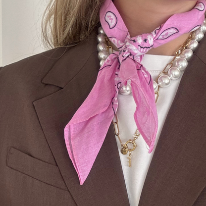 roze bandana geknoopt