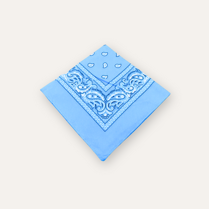 Een licht blauwe bandana scaf