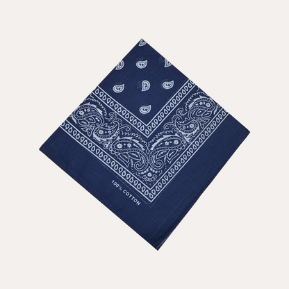 Een donkerblauwe bandana sjaal met personalisatie 