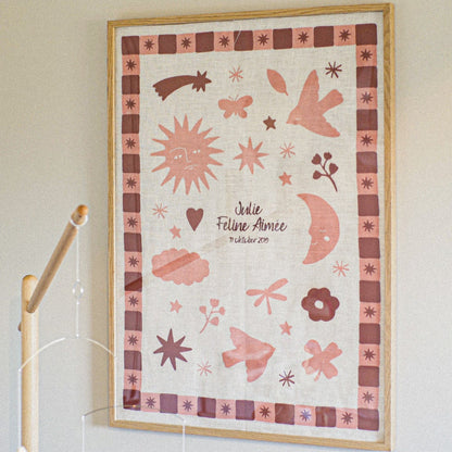 geboorte poster in roze hangend aan de muur 