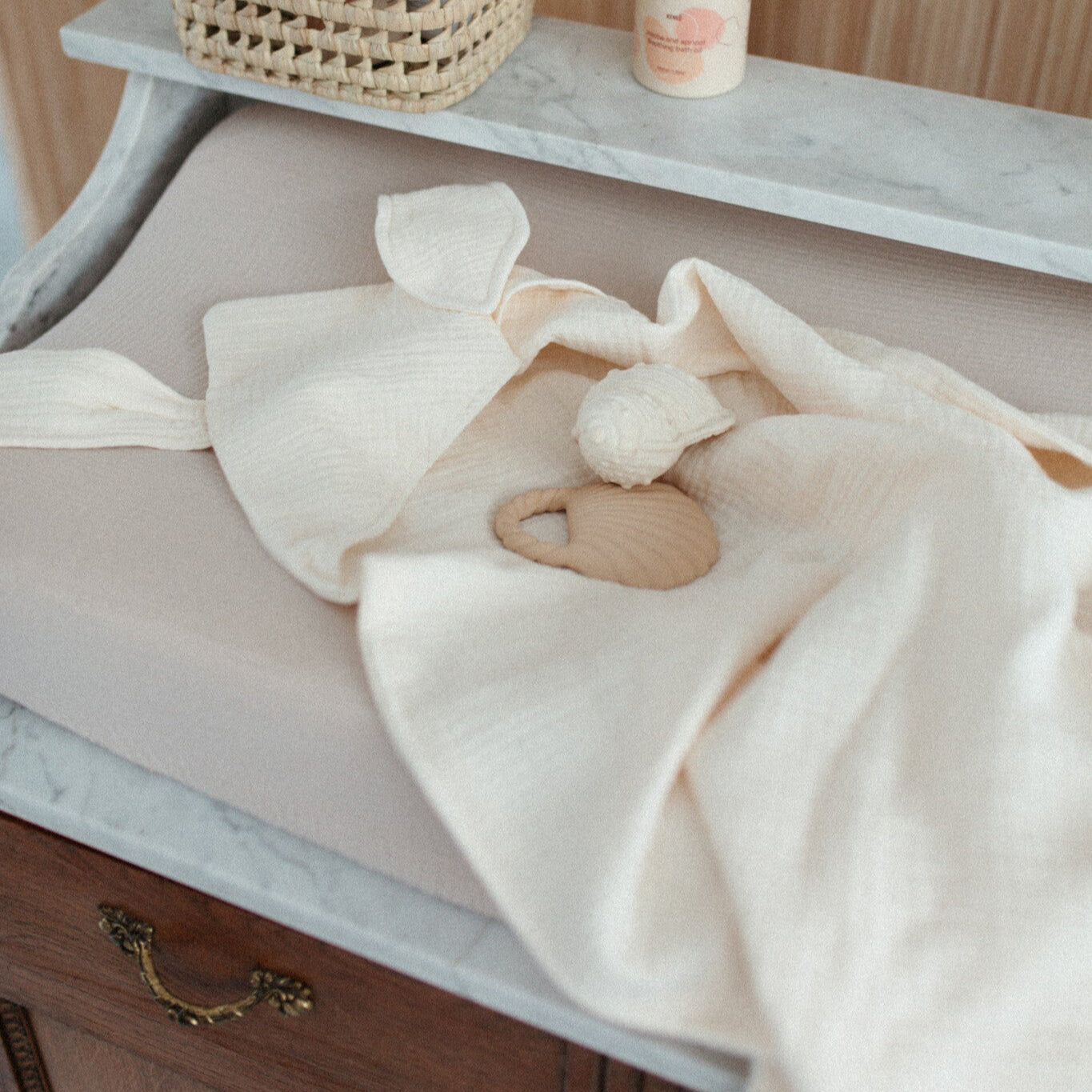 aankleedkussen met handdoek, bijtring op commode. 