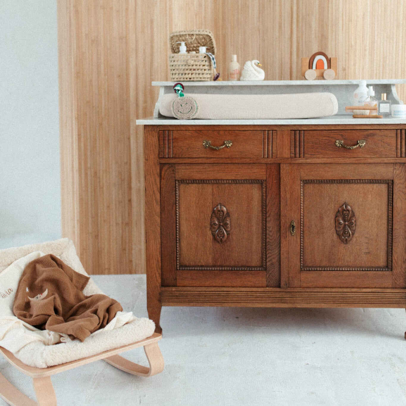 commode met aankleedkussen, speenknuffel en verzorgingsproducten 