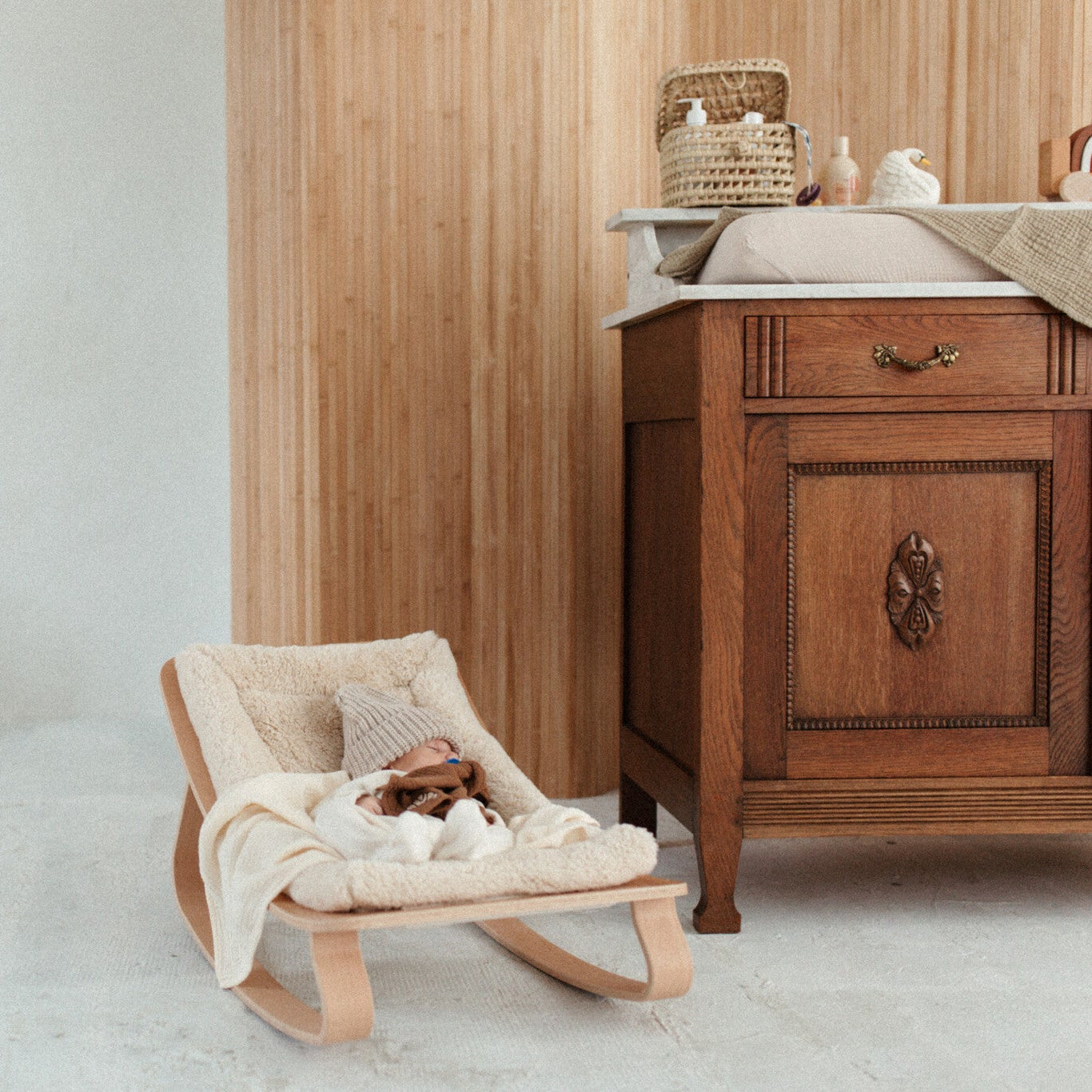 Commode, wipstoel met baby. 