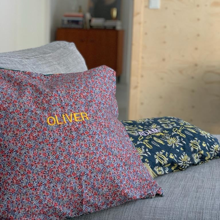 Gepersonaliseerd kussen met verschillende prints, perfect voor in zithoek, bank of bed.
