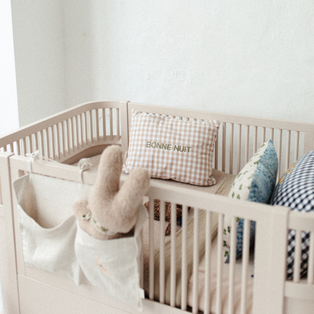 Gepersonaliseerde, geruite kussen met tekst erop