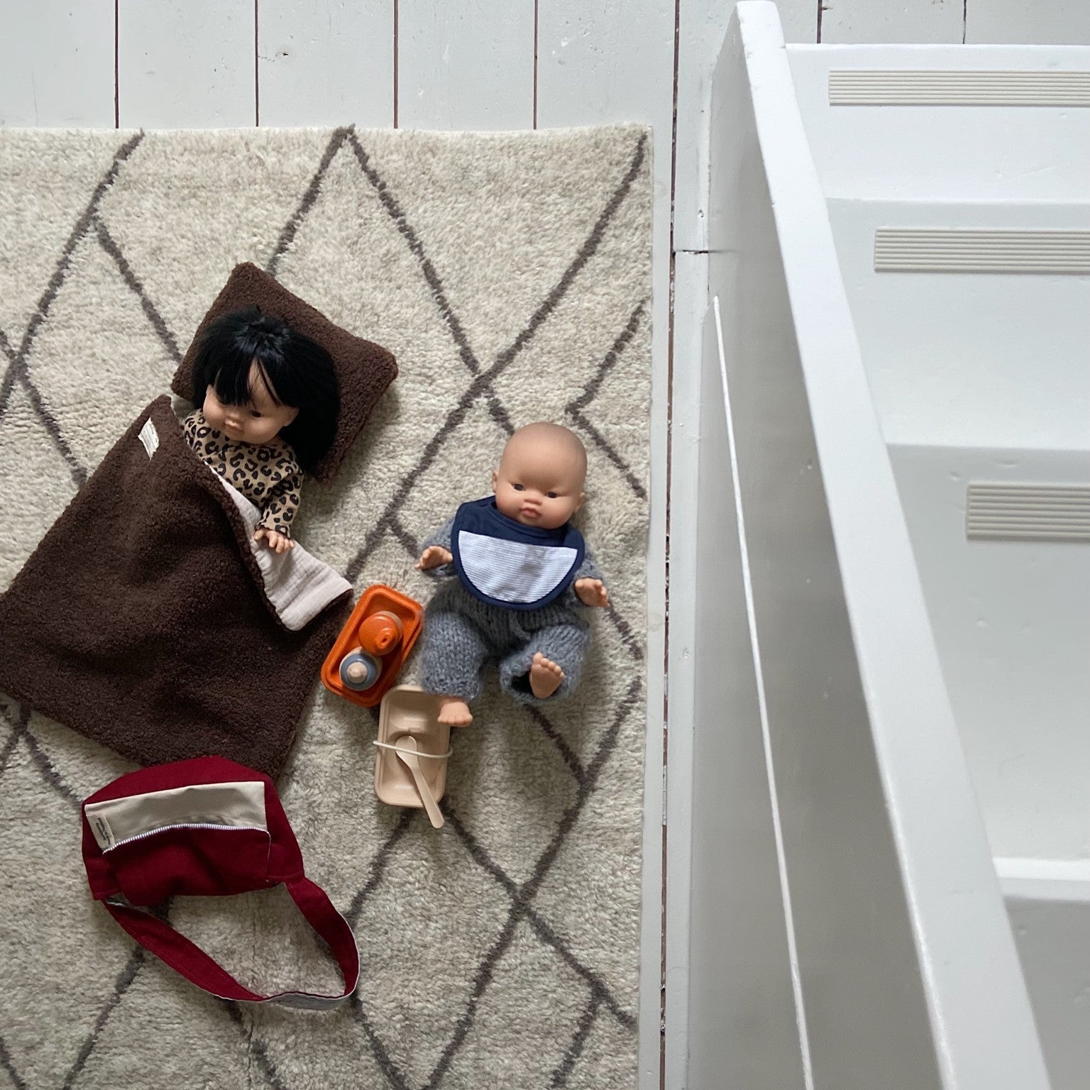 pop ligt onder teddy dekbedset. 