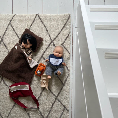 pop ligt onder teddy dekbedset. 