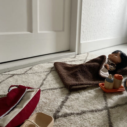 pop ligt onder teddy dekbedset. 