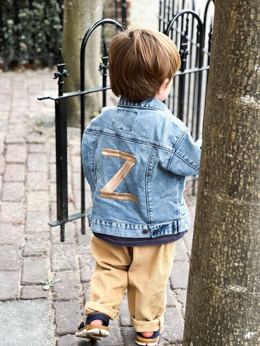 Spijkerjas met gepersonaliseerde letter 