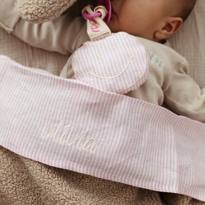 baby ligt onder laken met gepersonaliseerde tekst , speen met speenknuffel