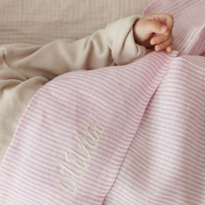 baby ligt onder laken met gepersonaliseerde tekst 