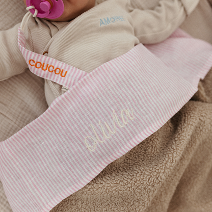 baby ligt onder laken met gepersonaliseerde tekst 