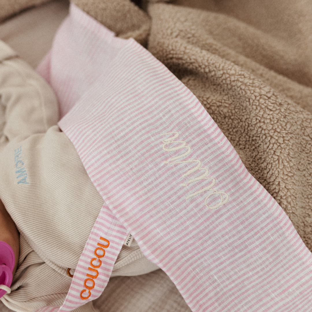 baby ligt onder laken met gepersonaliseerde tekst 